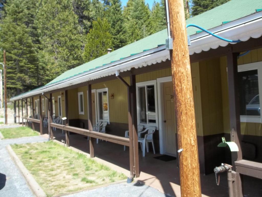 White Chief Mountain Lodge Fish Camp Exterior photo